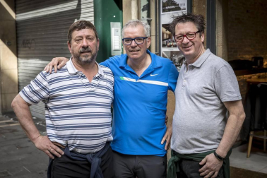 El escenario fue la plaza de San Francisco, donde el domingo se vendieron cerca de 5.000 pintxos -a un euro la unidad-, donados por 44 bares de Pamplona y Tafalla, y una veintena de empresas del sector alimentario. La recaudación por las ventas del evento de servirá para dar de comer a los refugiados que se concentran en Grecia, muchos de ellos sirios que huyen de la guerra que asola su país.