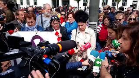Vídeo: lectura de un manifiesto en la concentración frente al Palacio de Justicia de Navarra minutos antes de la lectura del fallo