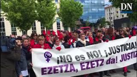 Concentración frente al Palacio de Justicia de Navarra minutos antes de la lectura del fallo