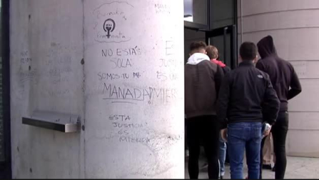 Aparecen pintadas en la fachada de la Audiencia de Navarra