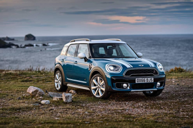 ¿Quién dijo que el Mini es un coche pequeño? Este concepto se diluye con la segunda generación del Mini Countryman, 20 centímetros más larga y con 100 litros más de maletero. Es un 'todo en uno' que gana en versatilidad sin perder un ápice de esencia Mini