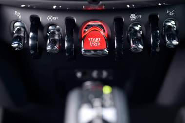 ¿Quién dijo que el Mini es un coche pequeño? Este concepto se diluye con la segunda generación del Mini Countryman, 20 centímetros más larga y con 100 litros más de maletero. Es un 'todo en uno' que gana en versatilidad sin perder un ápice de esencia Mini