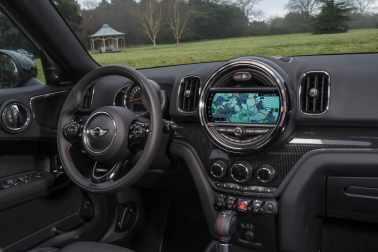 ¿Quién dijo que el Mini es un coche pequeño? Este concepto se diluye con la segunda generación del Mini Countryman, 20 centímetros más larga y con 100 litros más de maletero. Es un 'todo en uno' que gana en versatilidad sin perder un ápice de esencia Mini