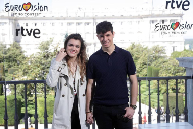 Será el día 3 de mayo cuando todos pongan rumbo a la capital lusa, como parte de una numerosa delegación de la que también formarán parte su excompañera y amiga Aitana, sus exprofesores Javier Calvo y Javier Ambrossi y la presentadora Anne Igartiburu, que presentará desde allí algunos especiales del programa "Corazón".