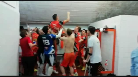 Celebración de jugadores y técnicos del Aspil-Vidal en el vestuario