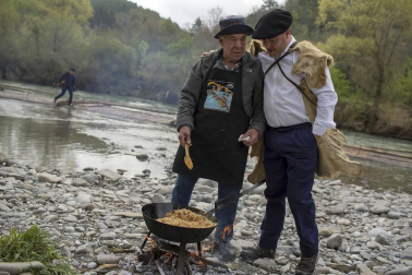 Celebración del Día de la Almadía 2018 con el tradicional descenso por el Esca con la presencia de dos almadieras.