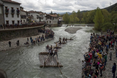 Celebración del Día de la Almadía 2018 con el tradicional descenso por el Esca con la presencia de dos almadieras.