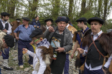 Celebración del Día de la Almadía 2018 con el tradicional descenso por el Esca con la presencia de dos almadieras.