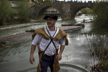 Celebración del Día de la Almadía 2018 con el tradicional descenso por el Esca con la presencia de dos almadieras.