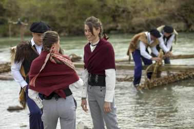 Celebración del Día de la Almadía 2018 con el tradicional descenso por el Esca con la presencia de dos almadieras.