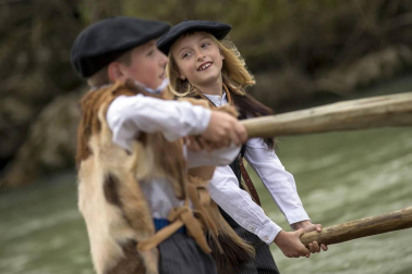 Celebración del Día de la Almadía 2018 con el tradicional descenso por el Esca con la presencia de dos almadieras.
