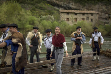 Celebración del Día de la Almadía 2018 con el tradicional descenso por el Esca con la presencia de dos almadieras.