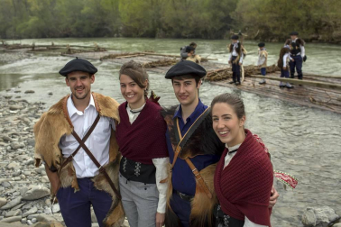 Celebración del Día de la Almadía 2018 con el tradicional descenso por el Esca con la presencia de dos almadieras.