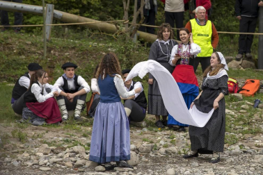 Celebración del Día de la Almadía 2018 con el tradicional descenso por el Esca con la presencia de dos almadieras.
