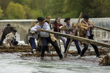 Celebración del Día de la Almadía 2018 con el tradicional descenso por el Esca con la presencia de dos almadieras.