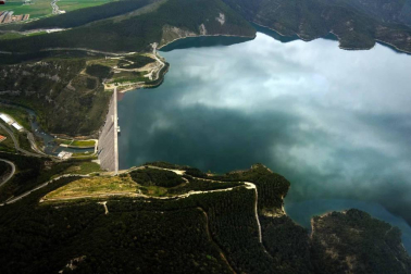 En esta pista de 600 metros del aeródromo de lumbier, los sueños se convierten en realidad y los miedos se desvanecen. A los pies de los Pirineos, La Escuela de Pilotos Pyrineum ayuda a eliminar la fobia a volar y consigue que cualquier persona se pueda convertir en piloto por un día.