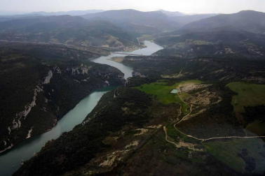 En esta pista de 600 metros del aeródromo de lumbier, los sueños se convierten en realidad y los miedos se desvanecen. A los pies de los Pirineos, La Escuela de Pilotos Pyrineum ayuda a eliminar la fobia a volar y consigue que cualquier persona se pueda convertir en piloto por un día.