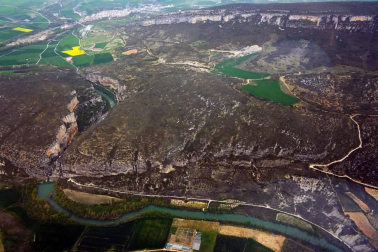 En esta pista de 600 metros del aeródromo de lumbier, los sueños se convierten en realidad y los miedos se desvanecen. A los pies de los Pirineos, La Escuela de Pilotos Pyrineum ayuda a eliminar la fobia a volar y consigue que cualquier persona se pueda convertir en piloto por un día.