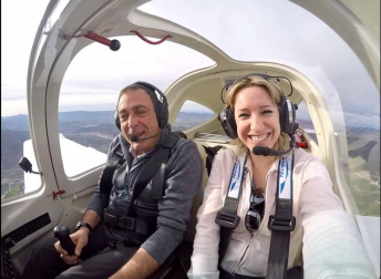 En esta pista de 600 metros del aeródromo de lumbier, los sueños se convierten en realidad y los miedos se desvanecen. A los pies de los Pirineos, La Escuela de Pilotos Pyrineum ayuda a eliminar la fobia a volar y consigue que cualquier persona se pueda convertir en piloto por un día.