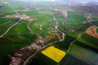En esta pista de 600 metros del aeródromo de lumbier, los sueños se convierten en realidad y los miedos se desvanecen. A los pies de los Pirineos, La Escuela de Pilotos Pyrineum ayuda a eliminar la fobia a volar y consigue que cualquier persona se pueda convertir en piloto por un día.