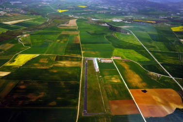 En esta pista de 600 metros del aeródromo de lumbier, los sueños se convierten en realidad y los miedos se desvanecen. A los pies de los Pirineos, La Escuela de Pilotos Pyrineum ayuda a eliminar la fobia a volar y consigue que cualquier persona se pueda convertir en piloto por un día.