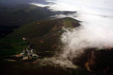 En esta pista de 600 metros del aeródromo de lumbier, los sueños se convierten en realidad y los miedos se desvanecen. A los pies de los Pirineos, La Escuela de Pilotos Pyrineum ayuda a eliminar la fobia a volar y consigue que cualquier persona se pueda convertir en piloto por un día.