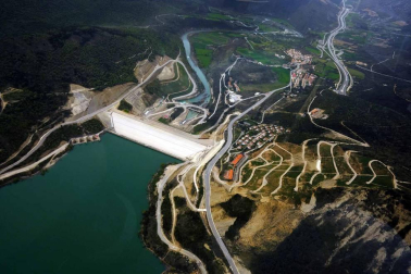 En esta pista de 600 metros del aeródromo de lumbier, los sueños se convierten en realidad y los miedos se desvanecen. A los pies de los Pirineos, La Escuela de Pilotos Pyrineum ayuda a eliminar la fobia a volar y consigue que cualquier persona se pueda convertir en piloto por un día.