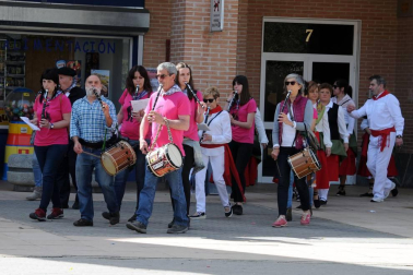 San Adrián celebró el fin de semana del 21 y 22 de abril el Día Internacional de la Danza. El sábado fue el turno de los bailes populares, que se celebraron en la plaza Fuctuoso Muerza. El evento fue organizado por el grupo de dantzaris local, que invitó al evento a otros de localidades vecinas como Andosilla, Cárcar y Lerín.