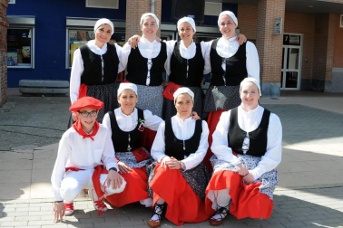 San Adrián celebró el fin de semana del 21 y 22 de abril el Día Internacional de la Danza. El sábado fue el turno de los bailes populares, que se celebraron en la plaza Fuctuoso Muerza. El evento fue organizado por el grupo de dantzaris local, que invitó al evento a otros de localidades vecinas como Andosilla, Cárcar y Lerín.