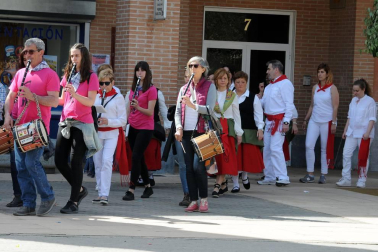 San Adrián celebró el fin de semana del 21 y 22 de abril el Día Internacional de la Danza. El sábado fue el turno de los bailes populares, que se celebraron en la plaza Fuctuoso Muerza. El evento fue organizado por el grupo de dantzaris local, que invitó al evento a otros de localidades vecinas como Andosilla, Cárcar y Lerín.