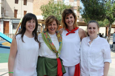 San Adrián celebró el fin de semana del 21 y 22 de abril el Día Internacional de la Danza. El sábado fue el turno de los bailes populares, que se celebraron en la plaza Fuctuoso Muerza. El evento fue organizado por el grupo de dantzaris local, que invitó al evento a otros de localidades vecinas como Andosilla, Cárcar y Lerín.
