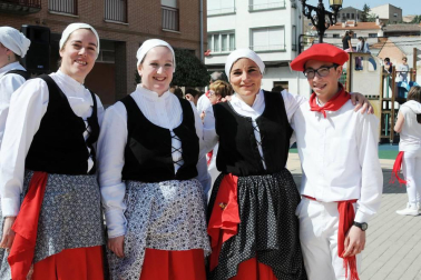 San Adrián celebró el fin de semana del 21 y 22 de abril el Día Internacional de la Danza. El sábado fue el turno de los bailes populares, que se celebraron en la plaza Fuctuoso Muerza. El evento fue organizado por el grupo de dantzaris local, que invitó al evento a otros de localidades vecinas como Andosilla, Cárcar y Lerín.