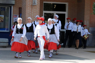 San Adrián celebró el fin de semana del 21 y 22 de abril el Día Internacional de la Danza. El sábado fue el turno de los bailes populares, que se celebraron en la plaza Fuctuoso Muerza. El evento fue organizado por el grupo de dantzaris local, que invitó al evento a otros de localidades vecinas como Andosilla, Cárcar y Lerín.