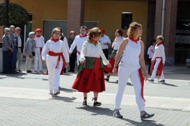 San Adrián celebró el fin de semana del 21 y 22 de abril el Día Internacional de la Danza. El sábado fue el turno de los bailes populares, que se celebraron en la plaza Fuctuoso Muerza. El evento fue organizado por el grupo de dantzaris local, que invitó al evento a otros de localidades vecinas como Andosilla, Cárcar y Lerín.