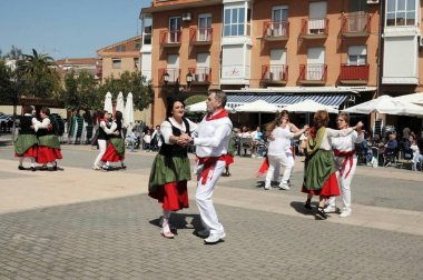 San Adrián celebró el fin de semana del 21 y 22 de abril el Día Internacional de la Danza. El sábado fue el turno de los bailes populares, que se celebraron en la plaza Fuctuoso Muerza. El evento fue organizado por el grupo de dantzaris local, que invitó al evento a otros de localidades vecinas como Andosilla, Cárcar y Lerín.