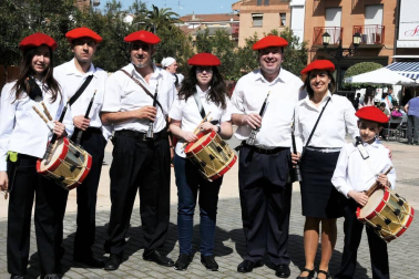 San Adrián celebró el fin de semana del 21 y 22 de abril el Día Internacional de la Danza. El sábado fue el turno de los bailes populares, que se celebraron en la plaza Fuctuoso Muerza. El evento fue organizado por el grupo de dantzaris local, que invitó al evento a otros de localidades vecinas como Andosilla, Cárcar y Lerín.