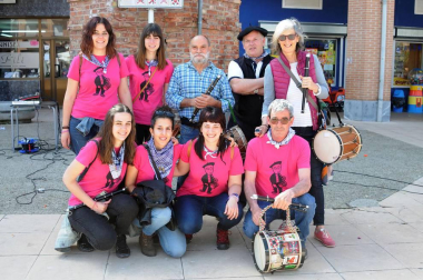 San Adrián celebró el fin de semana del 21 y 22 de abril el Día Internacional de la Danza. El sábado fue el turno de los bailes populares, que se celebraron en la plaza Fuctuoso Muerza. El evento fue organizado por el grupo de dantzaris local, que invitó al evento a otros de localidades vecinas como Andosilla, Cárcar y Lerín.