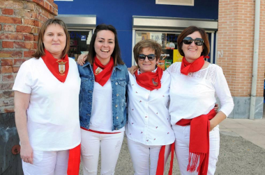 San Adrián celebró el fin de semana del 21 y 22 de abril el Día Internacional de la Danza. El sábado fue el turno de los bailes populares, que se celebraron en la plaza Fuctuoso Muerza. El evento fue organizado por el grupo de dantzaris local, que invitó al evento a otros de localidades vecinas como Andosilla, Cárcar y Lerín.