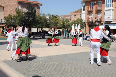 San Adrián celebró el fin de semana del 21 y 22 de abril el Día Internacional de la Danza. El sábado fue el turno de los bailes populares, que se celebraron en la plaza Fuctuoso Muerza. El evento fue organizado por el grupo de dantzaris local, que invitó al evento a otros de localidades vecinas como Andosilla, Cárcar y Lerín.
