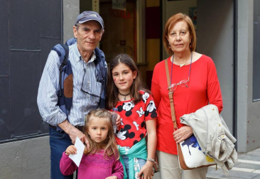 La Escuela Navarra de Teatro organizó, el domingo 22 de abril, una programación especial con motivo del Día Internacional del Circo. Con el título '¡Vive la magia!', presentó un espectáculo en el que participaron varios magos e ilusionistas, que con su sabor hacer lograron que los presentes disfrutaran de una de las ramas más sorprendentes de las artes circenses.