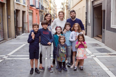 La Escuela Navarra de Teatro organizó, el domingo 22 de abril, una programación especial con motivo del Día Internacional del Circo. Con el título '¡Vive la magia!', presentó un espectáculo en el que participaron varios magos e ilusionistas, que con su sabor hacer lograron que los presentes disfrutaran de una de las ramas más sorprendentes de las artes circenses.