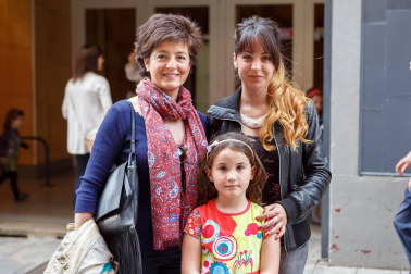 La Escuela Navarra de Teatro organizó, el domingo 22 de abril, una programación especial con motivo del Día Internacional del Circo. Con el título '¡Vive la magia!', presentó un espectáculo en el que participaron varios magos e ilusionistas, que con su sabor hacer lograron que los presentes disfrutaran de una de las ramas más sorprendentes de las artes circenses.