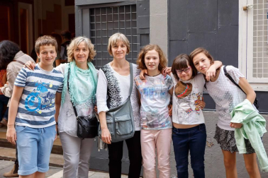 La Escuela Navarra de Teatro organizó, el domingo 22 de abril, una programación especial con motivo del Día Internacional del Circo. Con el título '¡Vive la magia!', presentó un espectáculo en el que participaron varios magos e ilusionistas, que con su sabor hacer lograron que los presentes disfrutaran de una de las ramas más sorprendentes de las artes circenses.
