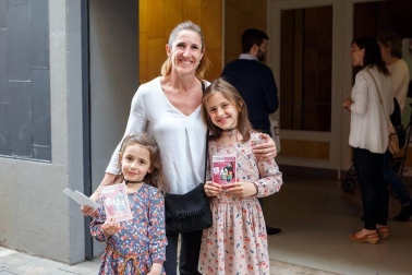 La Escuela Navarra de Teatro organizó, el domingo 22 de abril, una programación especial con motivo del Día Internacional del Circo. Con el título '¡Vive la magia!', presentó un espectáculo en el que participaron varios magos e ilusionistas, que con su sabor hacer lograron que los presentes disfrutaran de una de las ramas más sorprendentes de las artes circenses.
