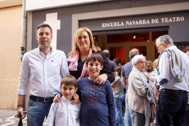 La Escuela Navarra de Teatro organizó, el domingo 22 de abril, una programación especial con motivo del Día Internacional del Circo. Con el título '¡Vive la magia!', presentó un espectáculo en el que participaron varios magos e ilusionistas, que con su sabor hacer lograron que los presentes disfrutaran de una de las ramas más sorprendentes de las artes circenses.