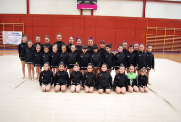 El pasado fin de semana, la Federación Navarra de Gimnasia organizó un encuentro interpueblos de Gimnasia Rítmica con el fin de promocionar este deporte en la zona de la Ribera Alta de Navarra. En la jornada sabatina (cuyas fotos podéis ver), el Pabellón Municipal de Villafranca acogió a 154 gimnastas pertenecientes a la propia Villafranca, Rada, Marcilla y Peralta; y ya el domingo la actividad se trasladó a Funes donde se reunieron 168 deportistas de la localidad anfitriona, Falces, Caparroso y Milagro.
