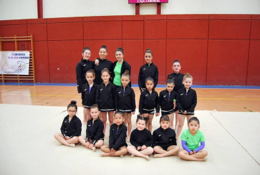 El pasado fin de semana, la Federación Navarra de Gimnasia organizó un encuentro interpueblos de Gimnasia Rítmica con el fin de promocionar este deporte en la zona de la Ribera Alta de Navarra. En la jornada sabatina (cuyas fotos podéis ver), el Pabellón Municipal de Villafranca acogió a 154 gimnastas pertenecientes a la propia Villafranca, Rada, Marcilla y Peralta; y ya el domingo la actividad se trasladó a Funes donde se reunieron 168 deportistas de la localidad anfitriona, Falces, Caparroso y Milagro.