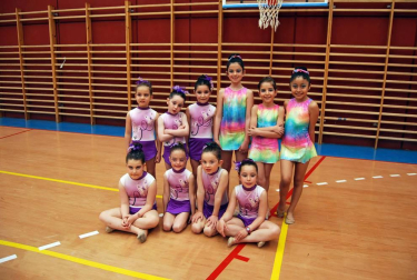 El pasado fin de semana, la Federación Navarra de Gimnasia organizó un encuentro interpueblos de Gimnasia Rítmica con el fin de promocionar este deporte en la zona de la Ribera Alta de Navarra. En la jornada sabatina (cuyas fotos podéis ver), el Pabellón Municipal de Villafranca acogió a 154 gimnastas pertenecientes a la propia Villafranca, Rada, Marcilla y Peralta; y ya el domingo la actividad se trasladó a Funes donde se reunieron 168 deportistas de la localidad anfitriona, Falces, Caparroso y Milagro.