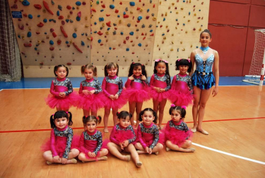 El pasado fin de semana, la Federación Navarra de Gimnasia organizó un encuentro interpueblos de Gimnasia Rítmica con el fin de promocionar este deporte en la zona de la Ribera Alta de Navarra. En la jornada sabatina (cuyas fotos podéis ver), el Pabellón Municipal de Villafranca acogió a 154 gimnastas pertenecientes a la propia Villafranca, Rada, Marcilla y Peralta; y ya el domingo la actividad se trasladó a Funes donde se reunieron 168 deportistas de la localidad anfitriona, Falces, Caparroso y Milagro.
