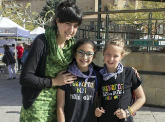 La mañana del 21 de abril, Lodosa acogió una Feria de Sostenibilidad Ambiental con exposiciones, talleres y charlas que se desarrollaron en el Paseo. La feria, que estuvo organizada por Ibaialde Ikastola, contó con la colaboración del Ayuntamiento de Lodosa, el Consorcio turístico de Tierra Estella, Teder y la Mancomunidad de Montejurra.